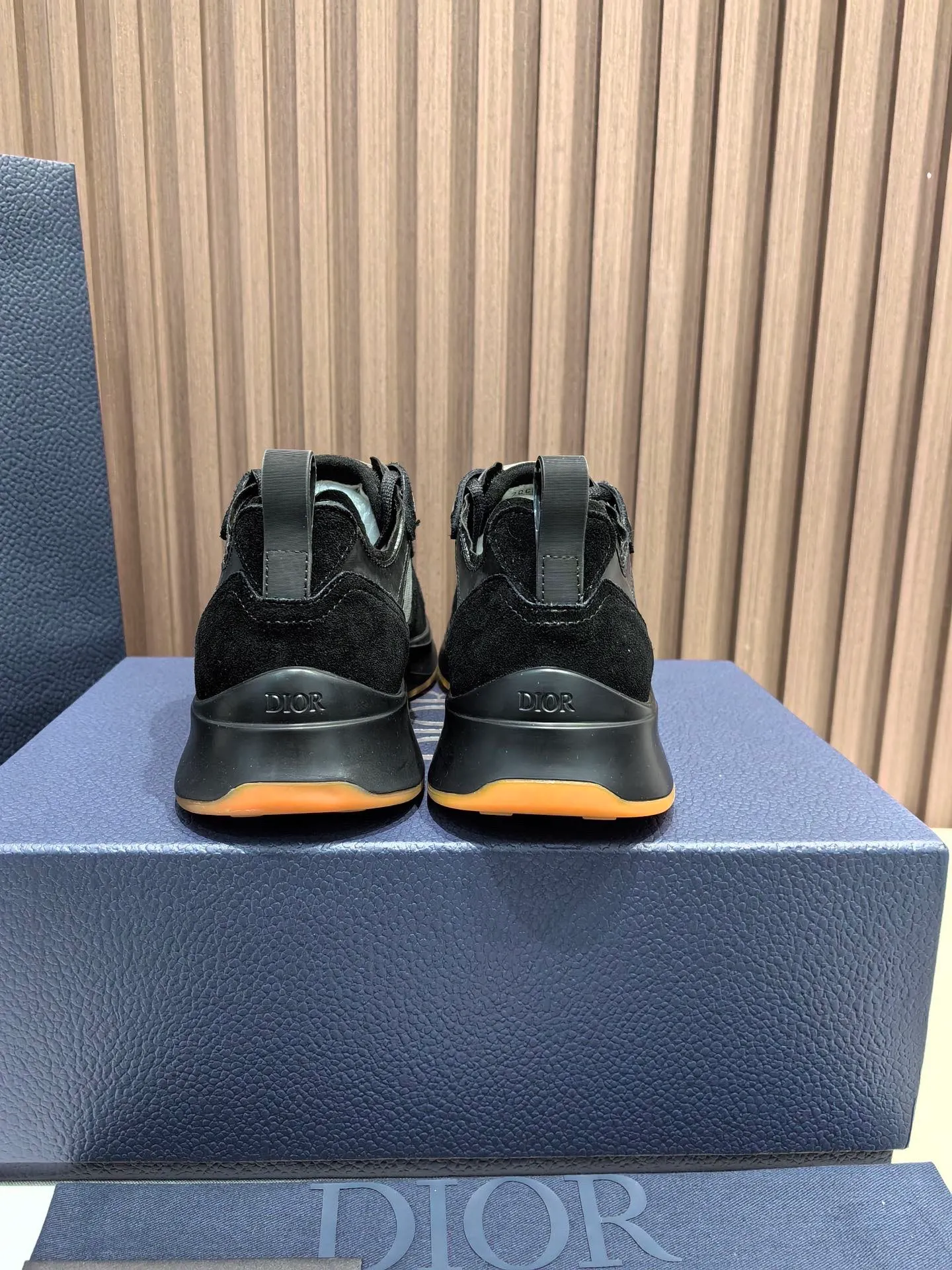 Factory price: 440💰 🔍Top purchasing agent🇮🇹 Dior's super-popular sports shoes, popular for street men, are synchronized with the new product counters. The uppers are made of Italian original imported cowhide and matched with D's customized fabrics. It is a must-have for fashionistas. The complex craftsmanship is perfectly reproduced. Imported soft cowhide foot pads, soles: original soles specially provided by the original factory, exclusive movable molded soles are super comfortable, original factory follow-up goods, 🔍🔍high quality, you can enter and exit the counter at will, welcome to compare, code number 38-45 (46 can be customized and cannot be returned or exchanged)